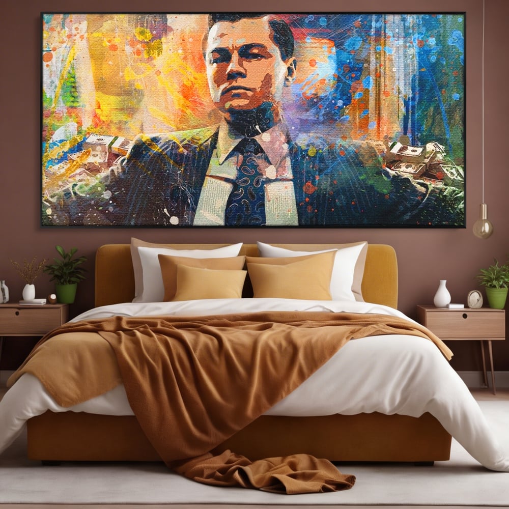 Tablou canvas cu tablou canvas cu leonardo dicaprio si bani, in rama de aluminiu negru, pe perete intr-un dormitor